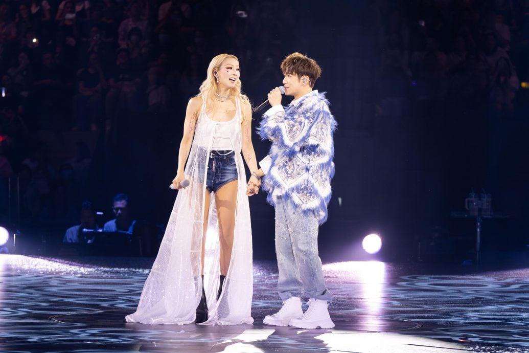 澳门演唱会收红色内衣 郑秀文自嘲:尺码太大啦