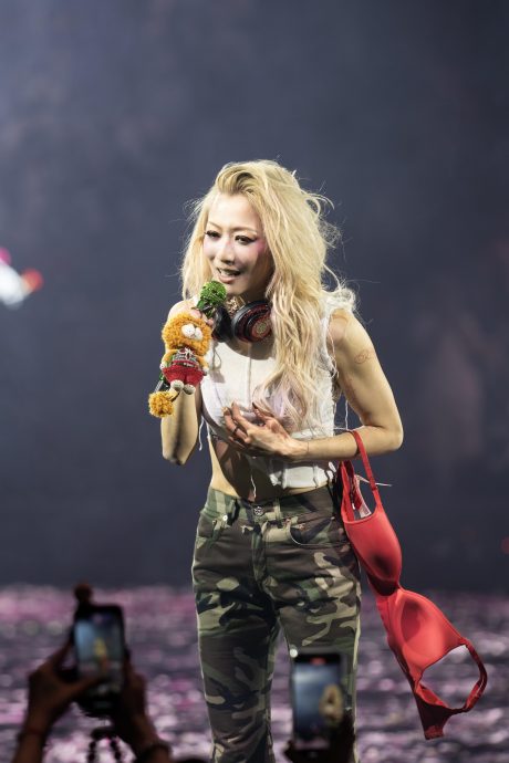 澳门演唱会收红色内衣 郑秀文自嘲:尺码太大啦