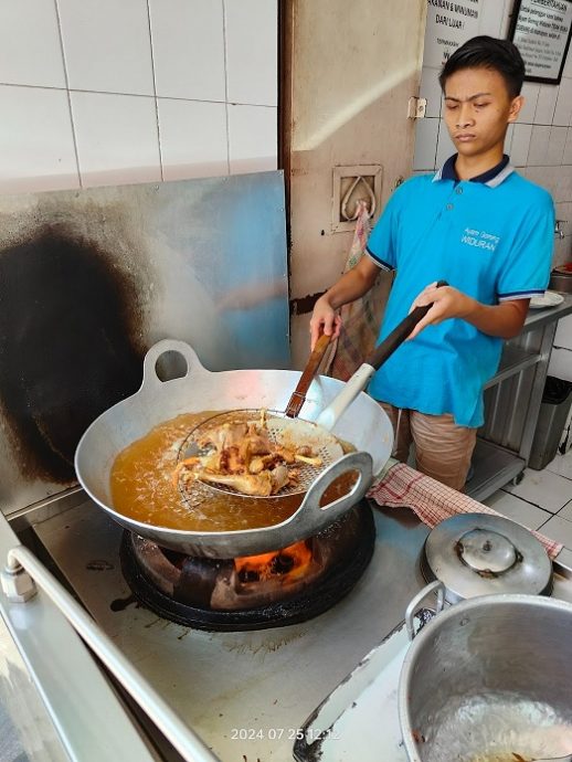  炸鸡被揭用猪油惹争议 店家喊冤：早已注明“非清真”