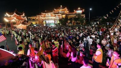 焦点社区：加影 | 迎佛游行 花车缤纷  千人持莲花灯伴行传善念