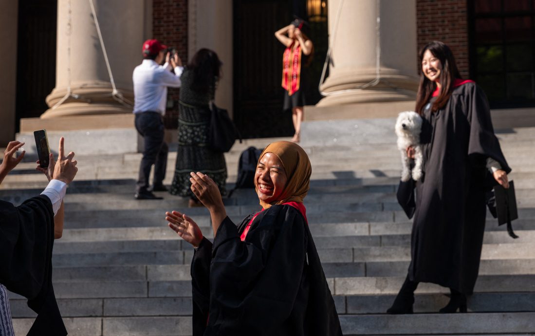 特推“无人性”措施─国际生始“找后路”或盼哈佛赢官司