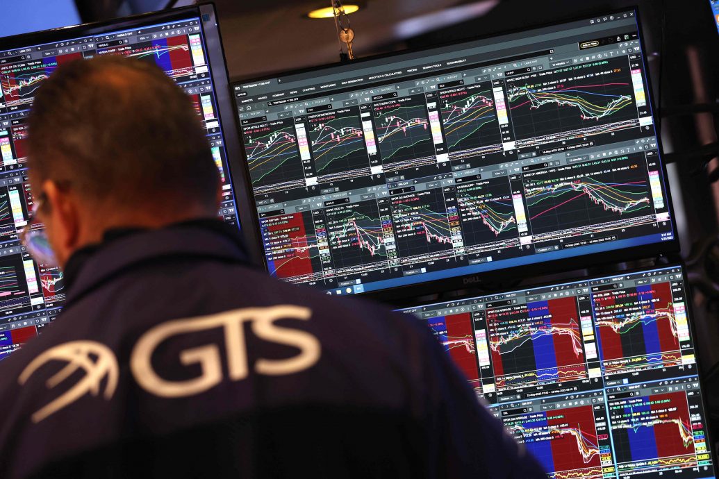  特朗普恫言对欧盟及苹果加征关税 贸易战烽烟再起