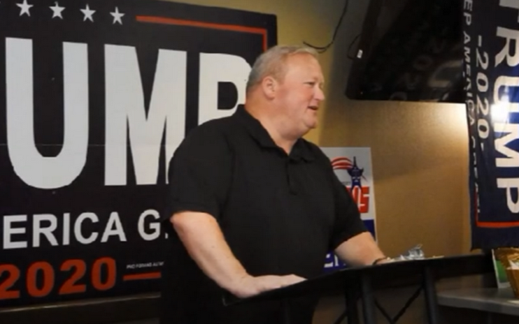 特朗普赦免一名贪污重罪警长 称他是前政府司法下的受害者