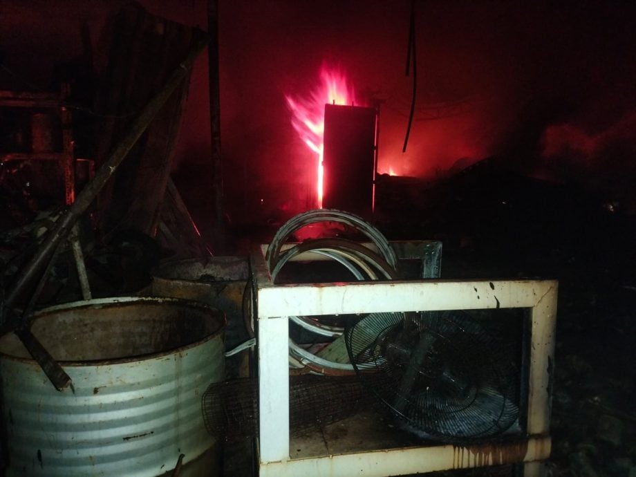 狂烧数小时 火势猛烈 九洞一回收厂凌晨火灾