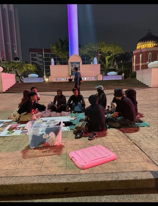 独立广场办读书分享会 一批青年遭执法员驱赶