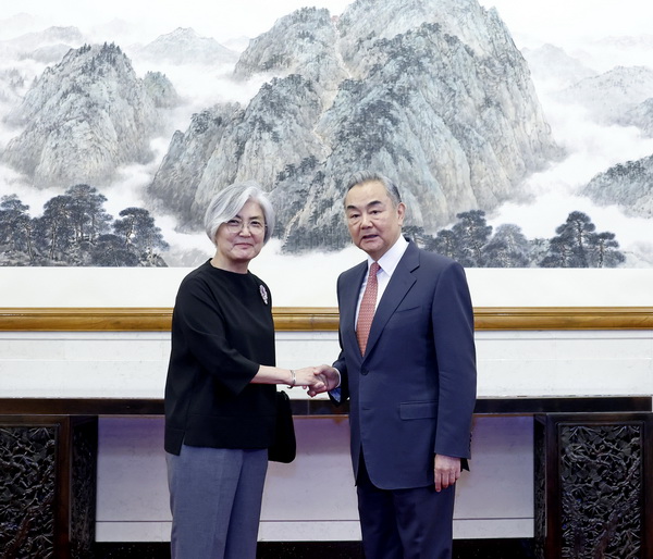 王毅批评美国试图全面封杀中国晶片 指是赤裸裸的单边霸凌