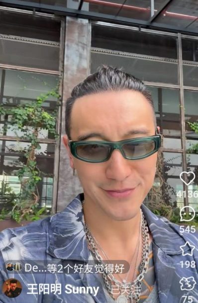 王阳明来马求推荐美食 吃印度手抓饭让网惊叹