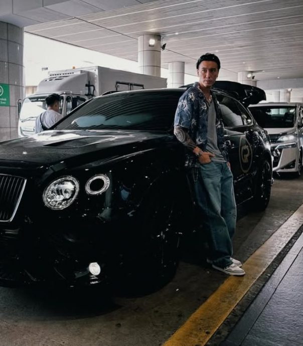 王阳明来马求推荐美食 吃印度手抓饭让网惊叹