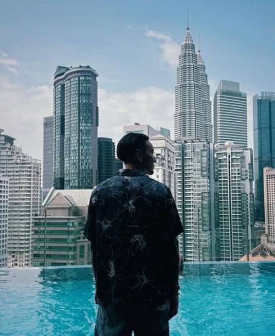 王阳明来马求推荐美食 吃印度手抓饭让网惊叹