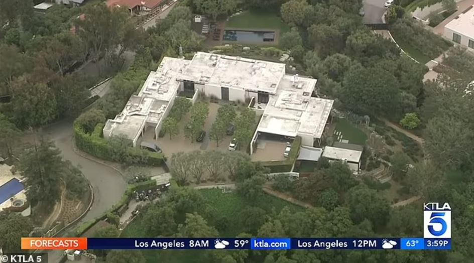 珍妮花雅妮斯顿家中惊魂！豪宅大门遭前科犯驾车冲撞 