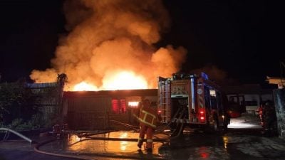 甘文丁工业区再肇火患  棉厂狂烧4小时