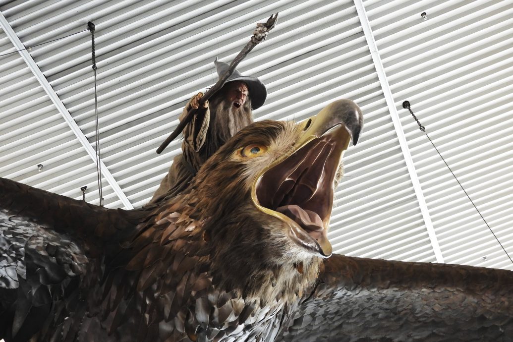 甘道夫与巨鹰离开纽西兰惠灵顿机场 魔戒主题雕塑将拆除