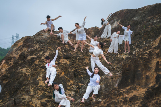 用舞蹈回应沉重社会事件，安抚创伤——廖正彬、谢彦惟携手编织《安》的形状