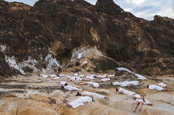 用舞蹈回应沉重社会事件，安抚创伤——廖正彬、谢彦惟携手编织《安》的形状