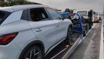 电动车大道上故障自动刹停 一家人险遭连环追撞