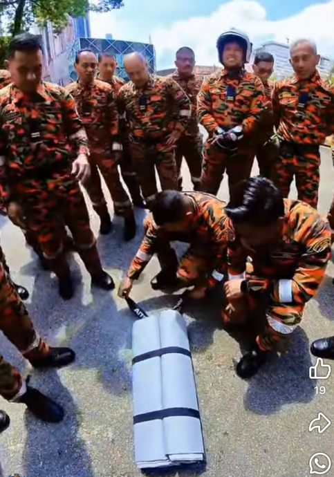 电动车灭火有妙招！消防员示范专用灭火毯