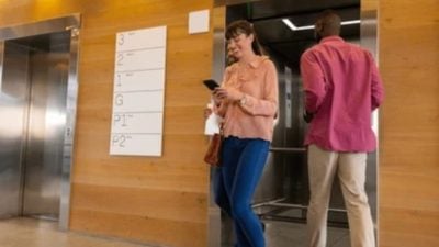 电梯口的小礼让 或暗藏8大人格特质