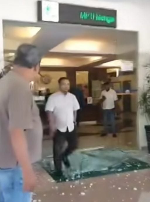 男子不满市议会店前设帐篷 用铁锤打破市会玻璃门