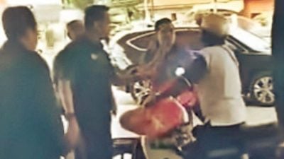 不满店前设帐篷 男子铁锤砸破市会玻璃门