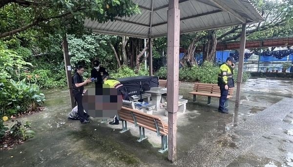 男子坐凉亭2天姿势不变 工人一看吓傻竟已断气