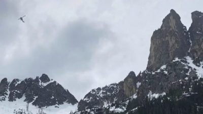 疑锚点岩钉老旧被扯脱 攀岩坠400呎3登山者惨死