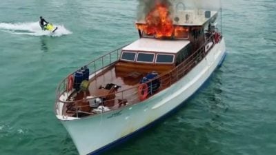 百年豪华游艇失火 新船主未投保欲哭无泪
