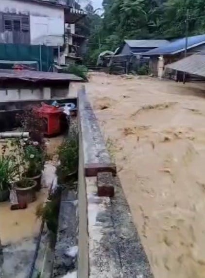 直冷甲新村闪电水灾 河水满溢灾黎114人