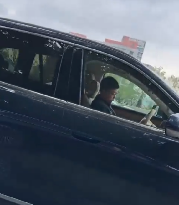 看世界 华为董事长余承东疑似开车睡着