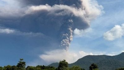 印尼东部火山喷发 警戒等级升至最高