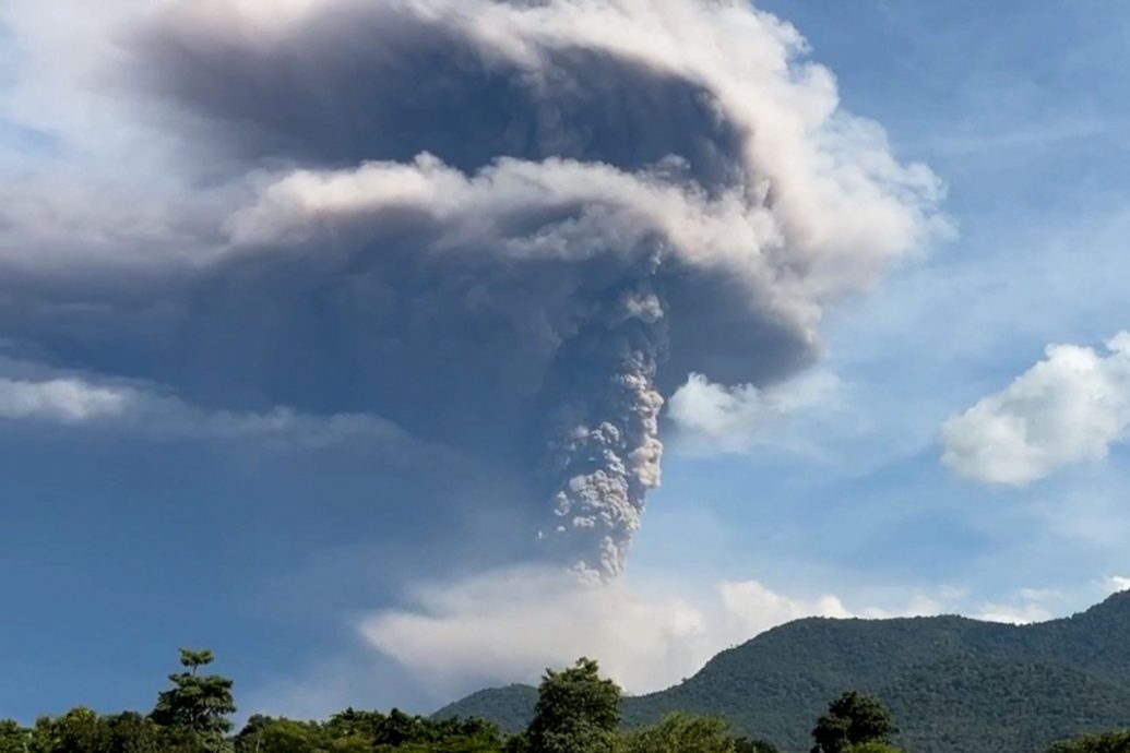 看世界 印尼东部火山喷发 警戒等级升至最高