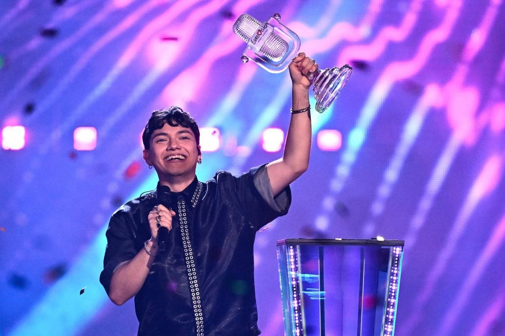 看世界)2025欧洲歌唱大赛奥地利夺冠 JJ飙高音惊艳全场