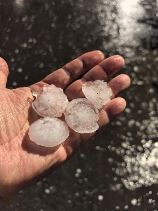 看世界两图) 北京发布大风冰雹雷电预警