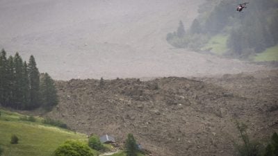 冰川崩塌 土石流吞没瑞士山脚小村