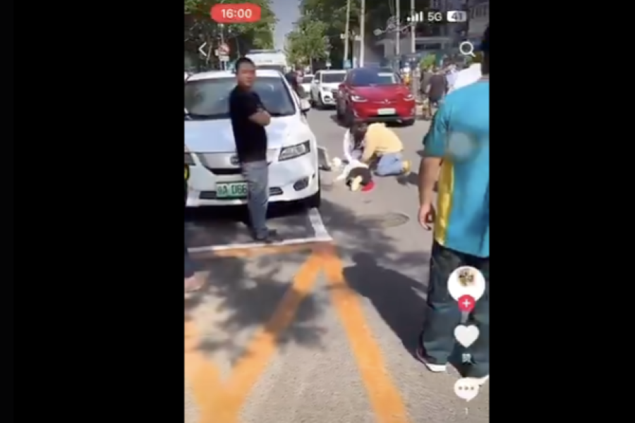 看世界)北京小学门外汽车撞伤4人 警查获肇事司机