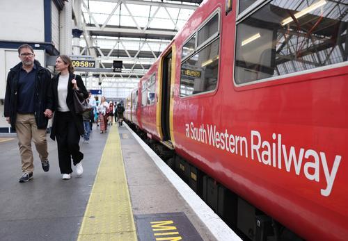 看世界)原属港铁旗下 英国西南铁路公司再收归国有
