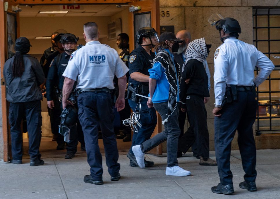 看世界/哥大再现支持巴勒斯坦抗争 警方逮捕至少40人