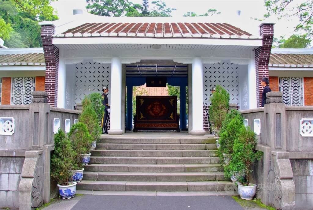 打破权威时代僵化印象 “陵寝”改“营区”“谒灵”改“入营”