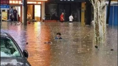 武汉暴雨多处内涝！武汉大学校门口水淹到行人肩膀