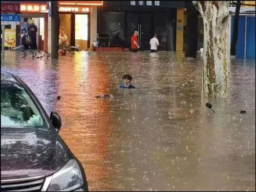 看世界)武汉暴雨多处内涝！武汉大学校门口水淹到行人肩膀