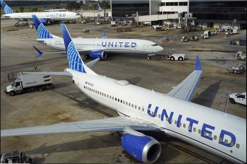 看世界)美349人客机紧急掉头！机上厕所惊见5字 FBI展开调查