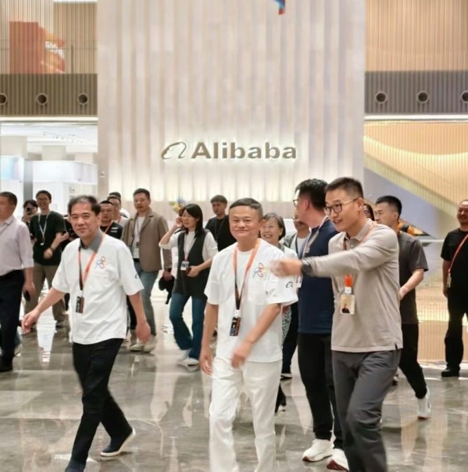 看世界)马云现身阿里总部鼓励创新 亲自否认回归传闻