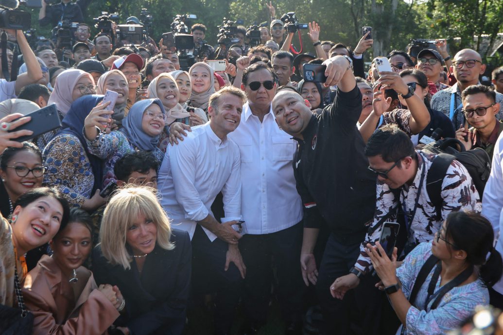 看世界)马克龙授予普拉博沃法国最高荣誉勋位勋章