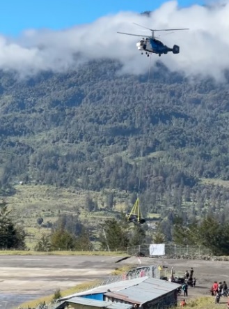 **看世界（只供网）**：真牛！富贵现金购车  再用直升机运回家