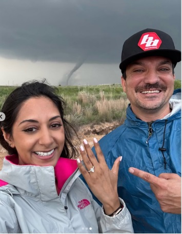 **看世界（只供网）**：龙卷风肆虐前一刻  男子情向女友求婚