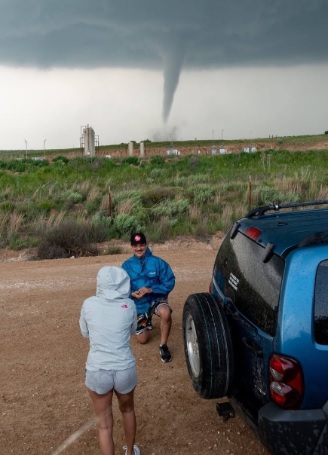 **看世界（只供网）**：龙卷风肆虐前一刻  男子情向女友求婚