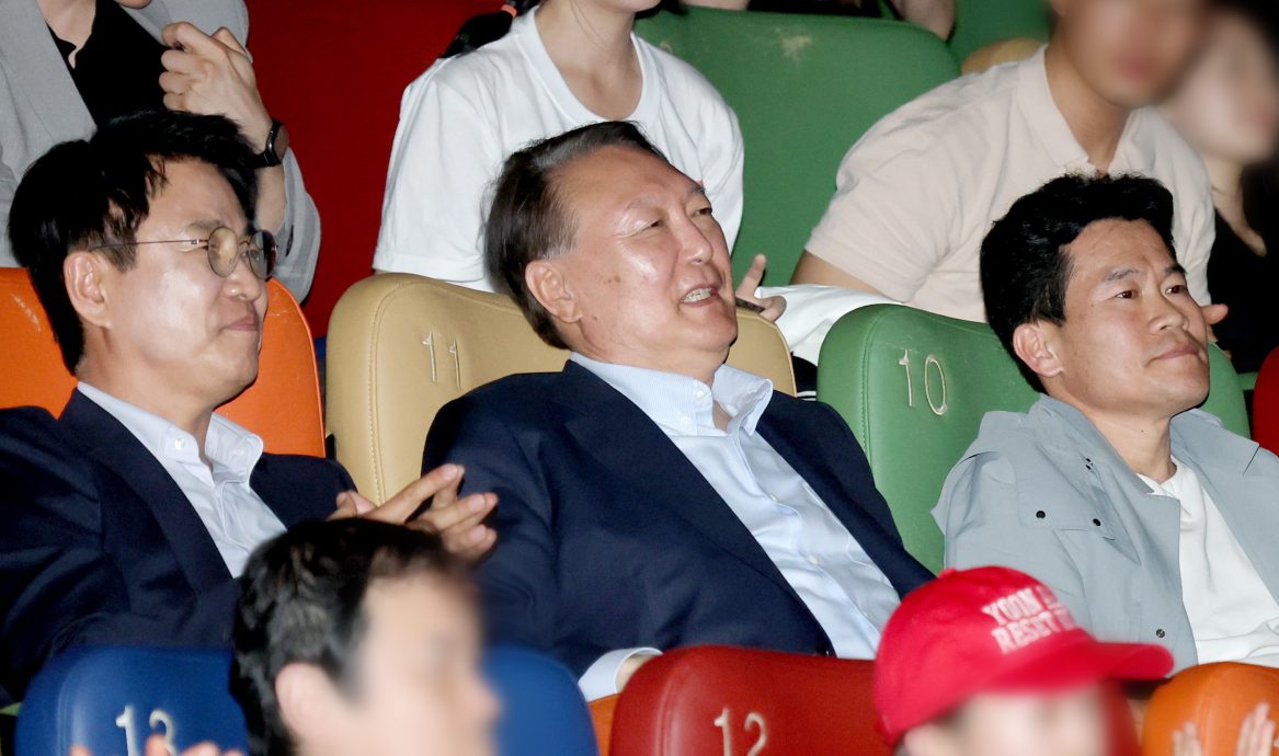 看世界)尹锡悦现身首尔影院 观看选举舞弊题材纪录片