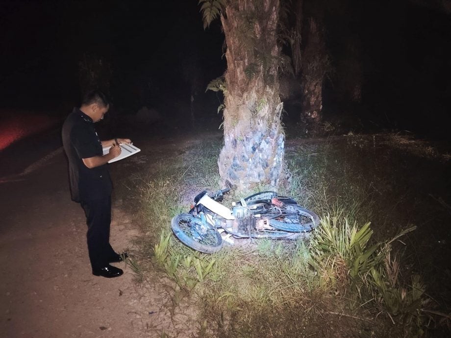祈祷后返家 摩托失控撞树 兄弟阴阳相隔