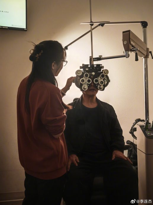 神秘二女儿曝光 李连杰听话验眼炫父女情 