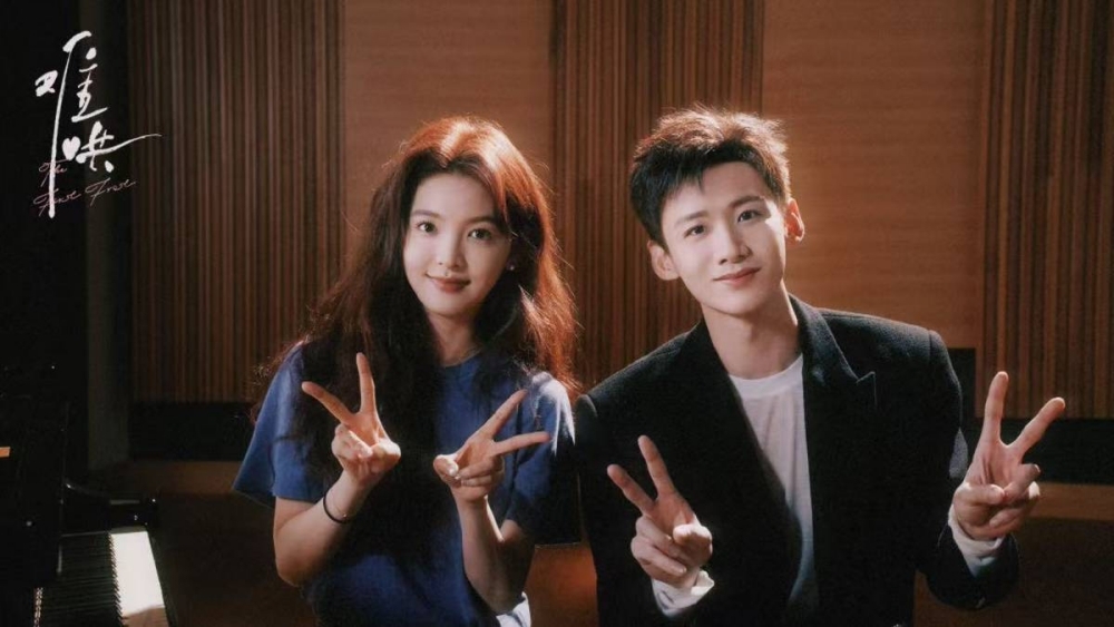 穿白敬亭同款蓝T恤自拍 章若楠疑被攻击急删照片