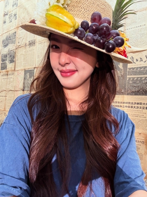 穿白敬亭同款蓝T恤自拍 章若楠疑被攻击急删照片